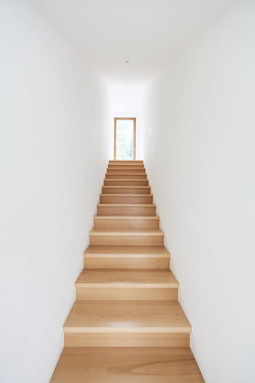 photographie intérieure de l'escalier en porte-à-faux de la maison Raymond Hye