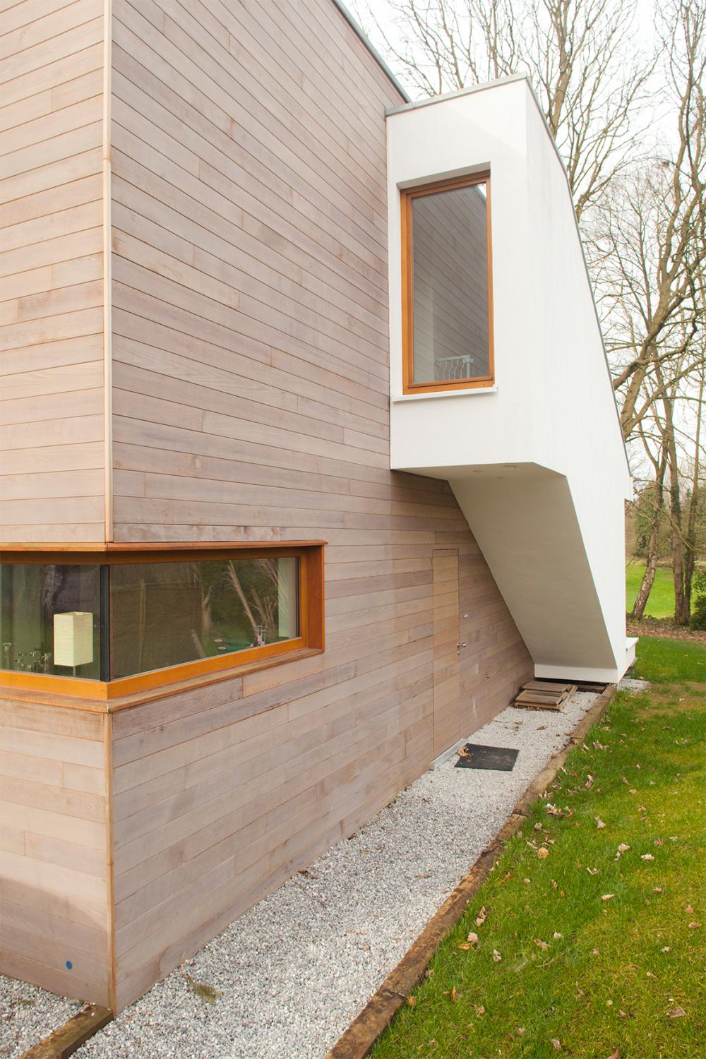 photographie extérieure de l'escalier en porte-à-faux de la maison Raymond Hye