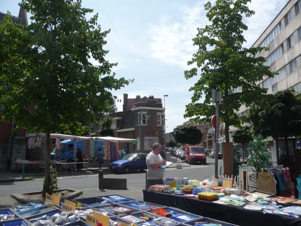 photographie de la maison de quartier Saint-Antoine depuis le marché de la place