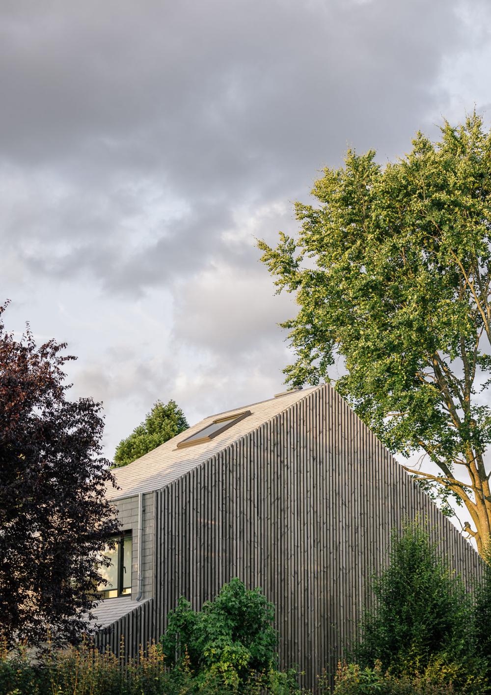eon architecture éon urbanisme maison rouge cloître facade ardoise brabant wallon rénovation bardage bois