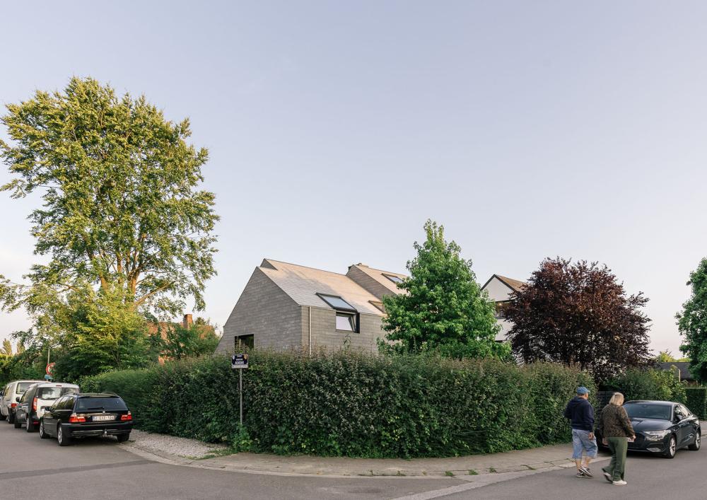 eon architecture éon urbanisme maison rouge cloître facade ardoise brabant wallon rénovation