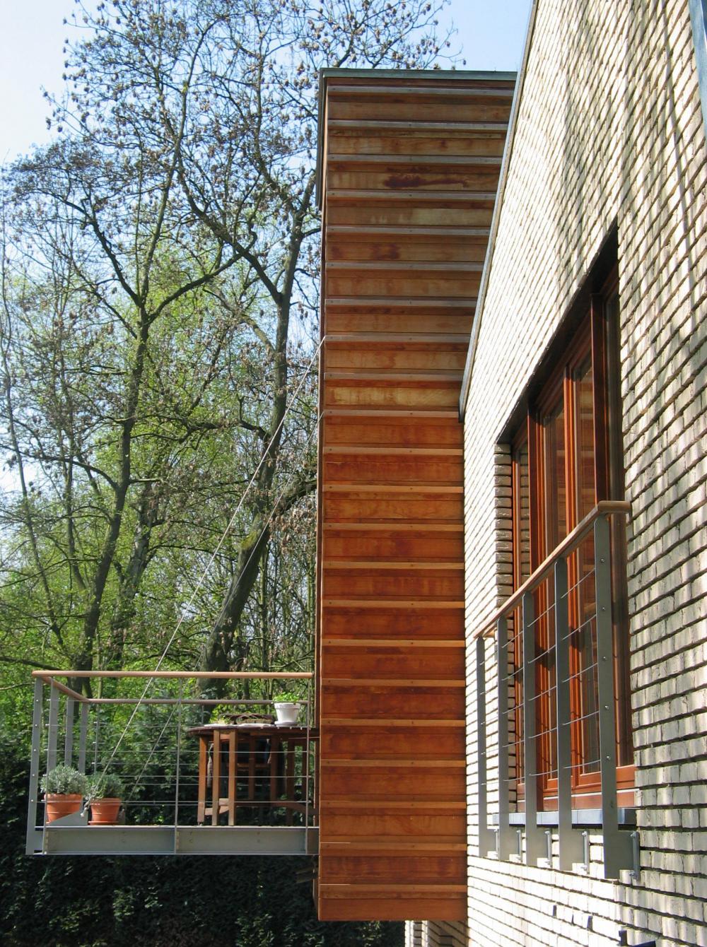 photographie d'un détail de la façade jardin de la maison des Fougères 