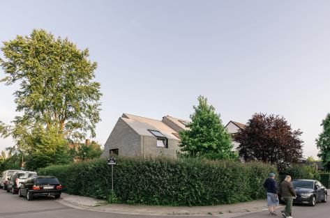 eon architecture éon urbanisme maison rouge cloître facade ardoise brabant wallon rénovation
